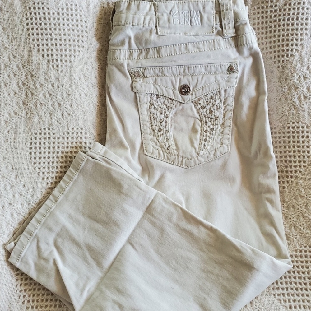 Cream Zenim Denim Jeans with Embroidered Angel Wing Pockets Short